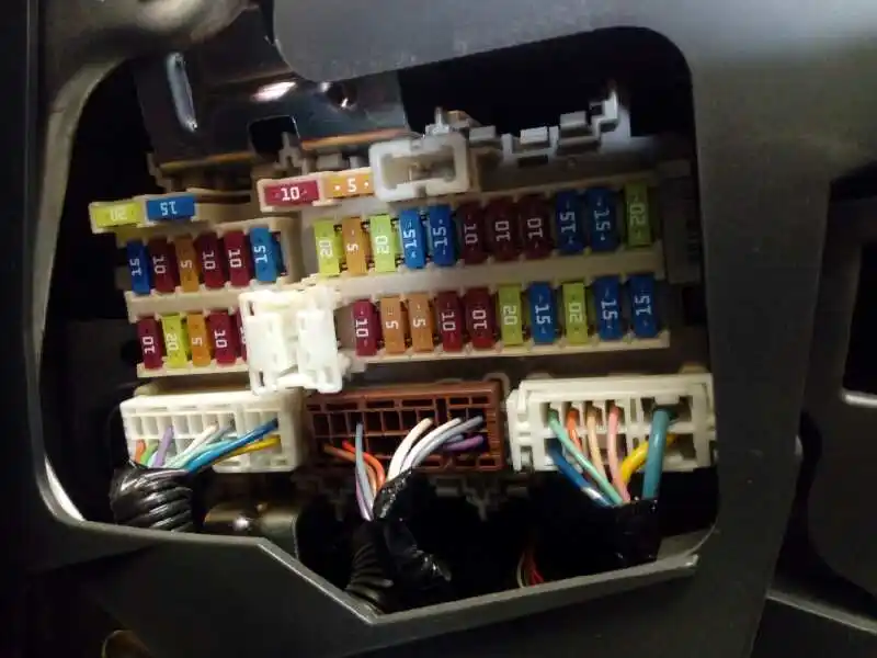 Fuse Box location on a Nissan Qashqai J11 