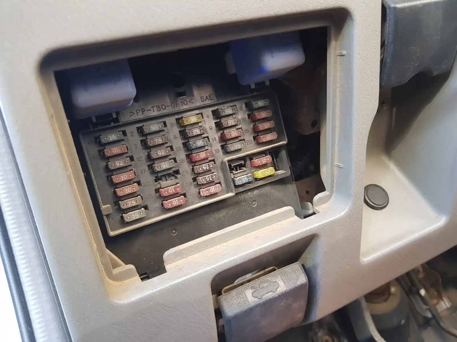 Boite A Relais Fusibles Nissan Patrol Gr Y61 Gr S 1865285