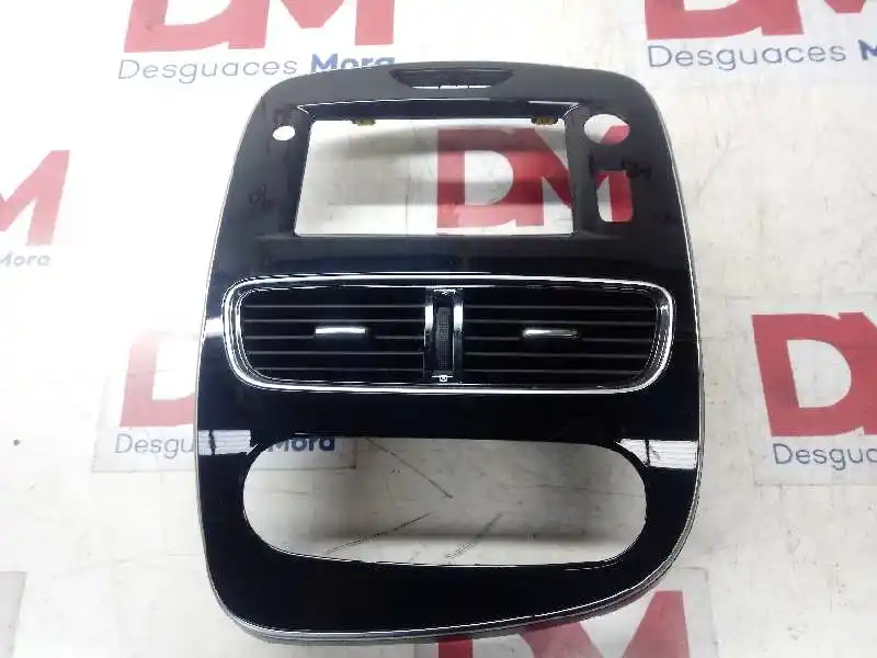 Grille pour chien dans le coffre d'une voiture type clio 4e clio 4